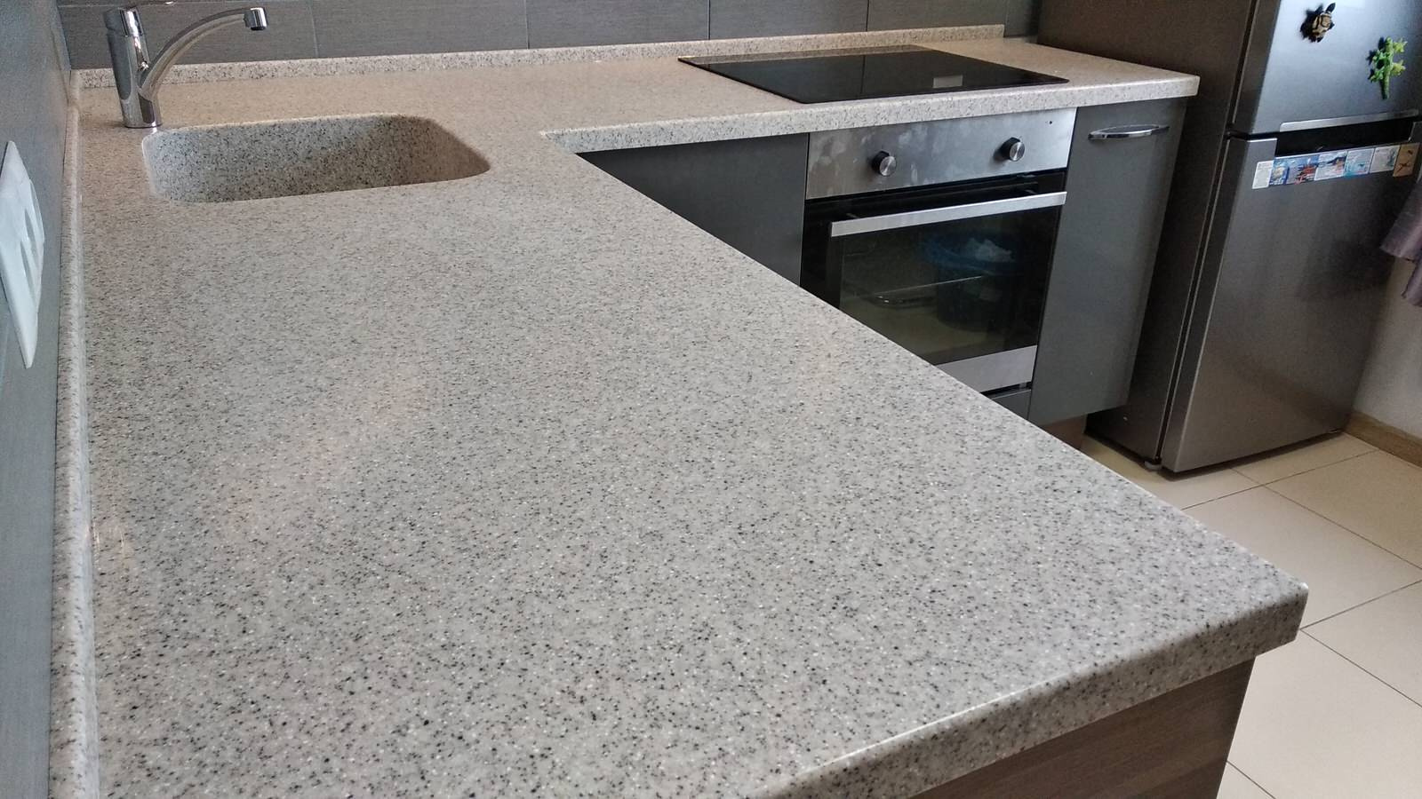 Столешницы из искусственного камня для маленькой кухни