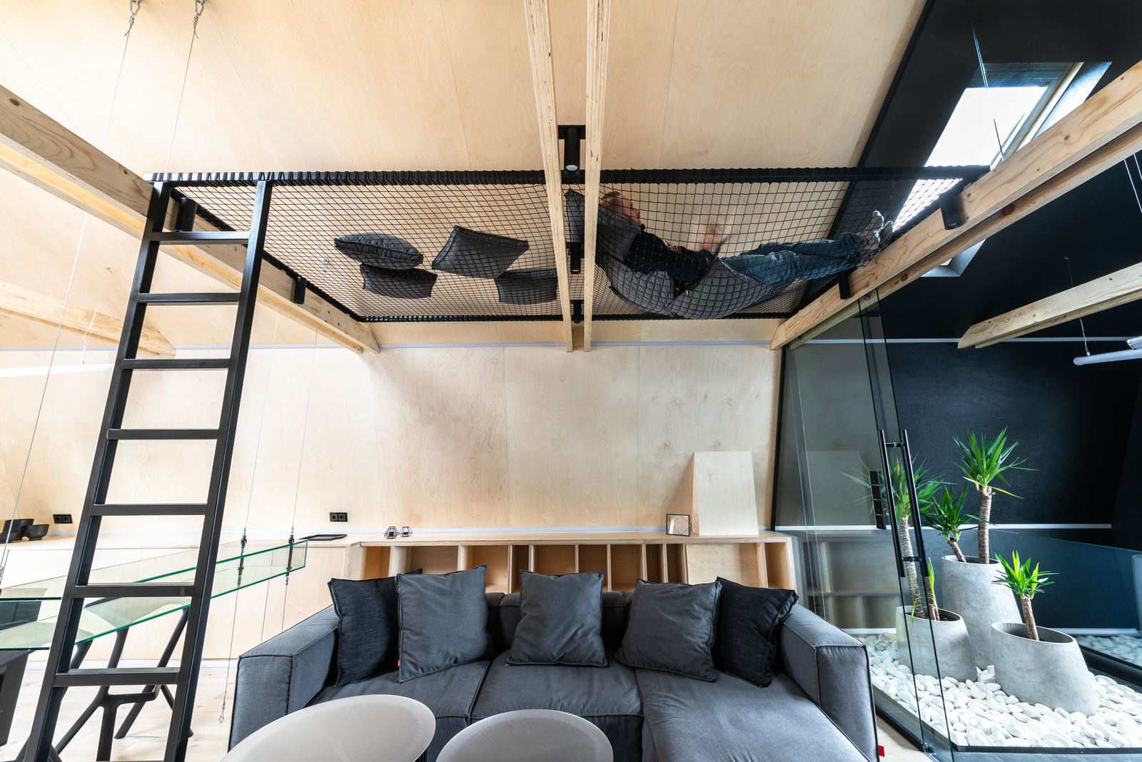 Проект недели: Мансарда с двухъярусной ТВ-зоной и зимним садом