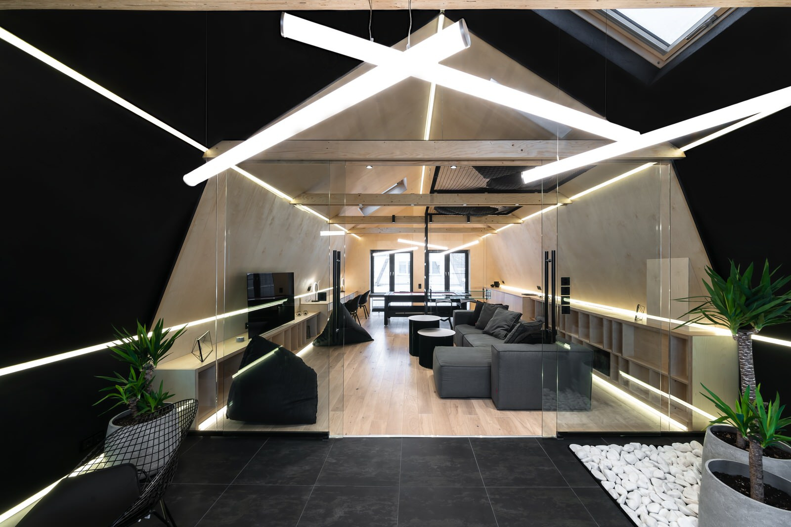 Проект недели: Мансарда с двухъярусной ТВ-зоной и зимним садом