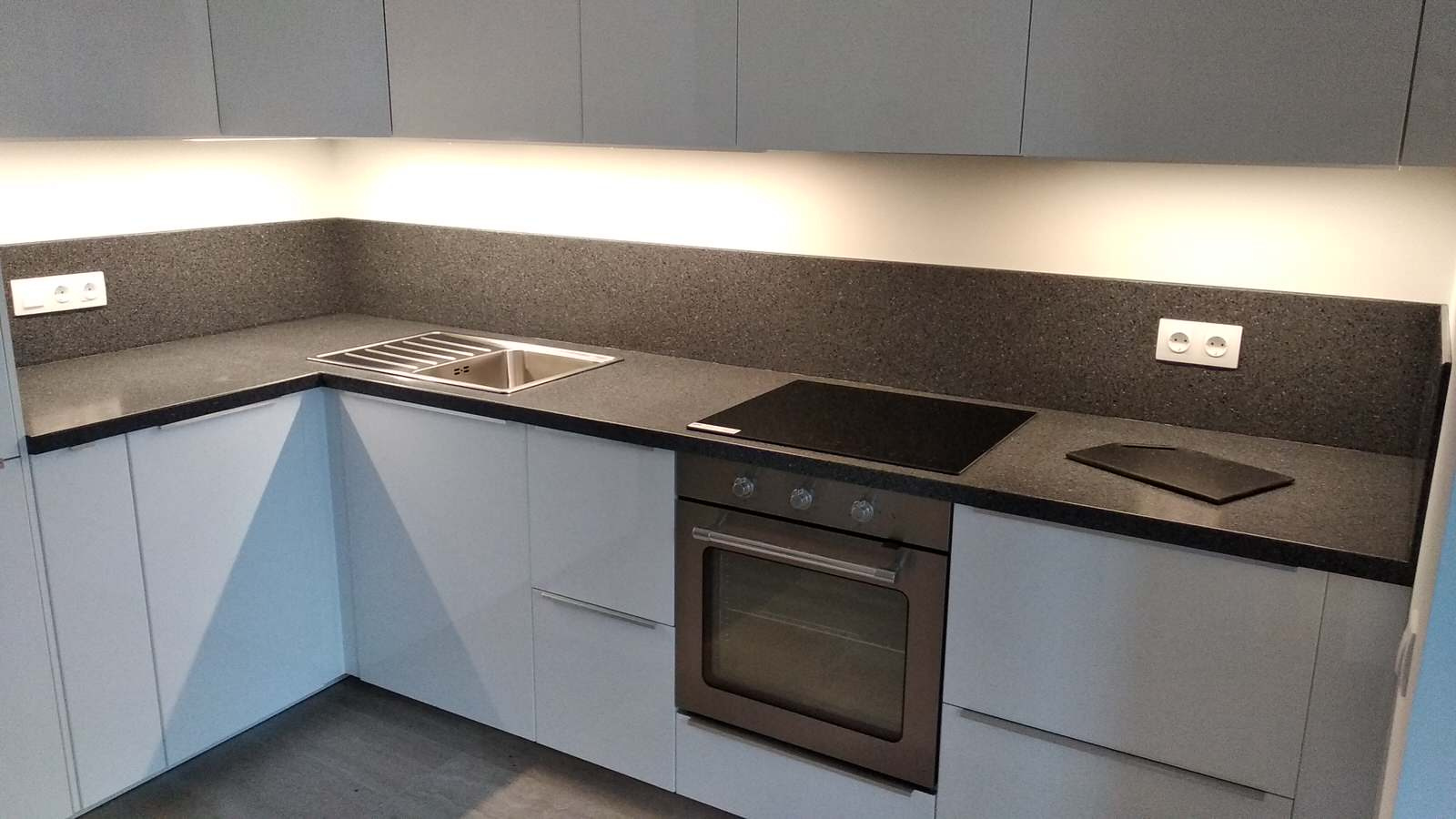 Обложка проекта: Столешницы из искусственного камня Grandex