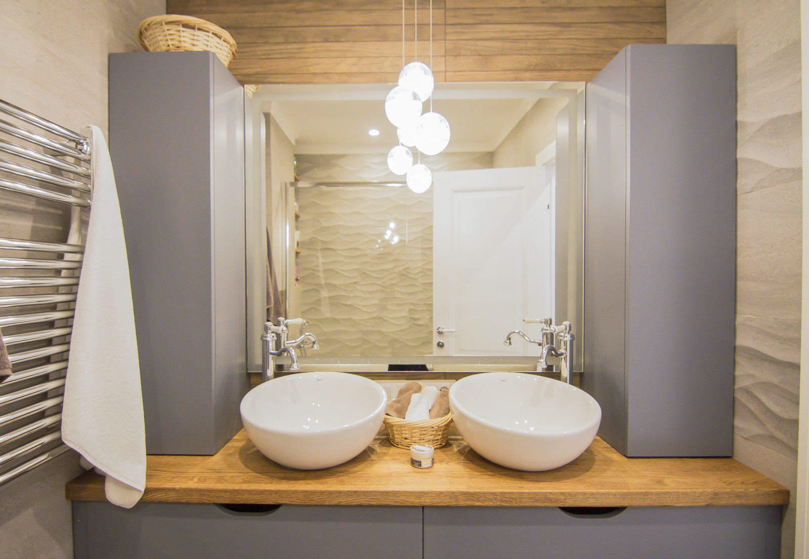 Обложка проекта: Небольшая тумба со шкафчиками для ванной комнаты