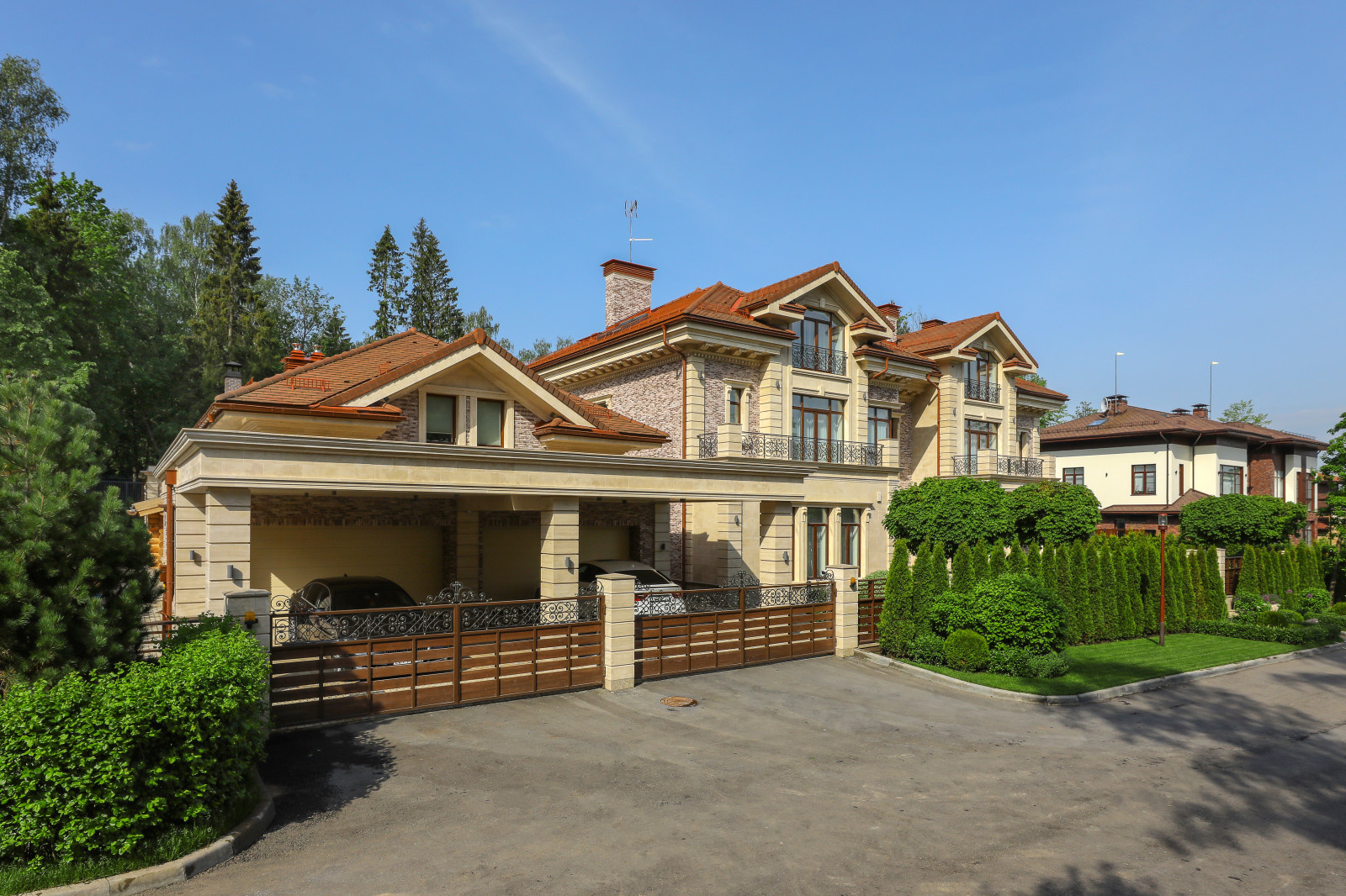 Гараж и автонавес и вид на главный дом - Усадьба Променад