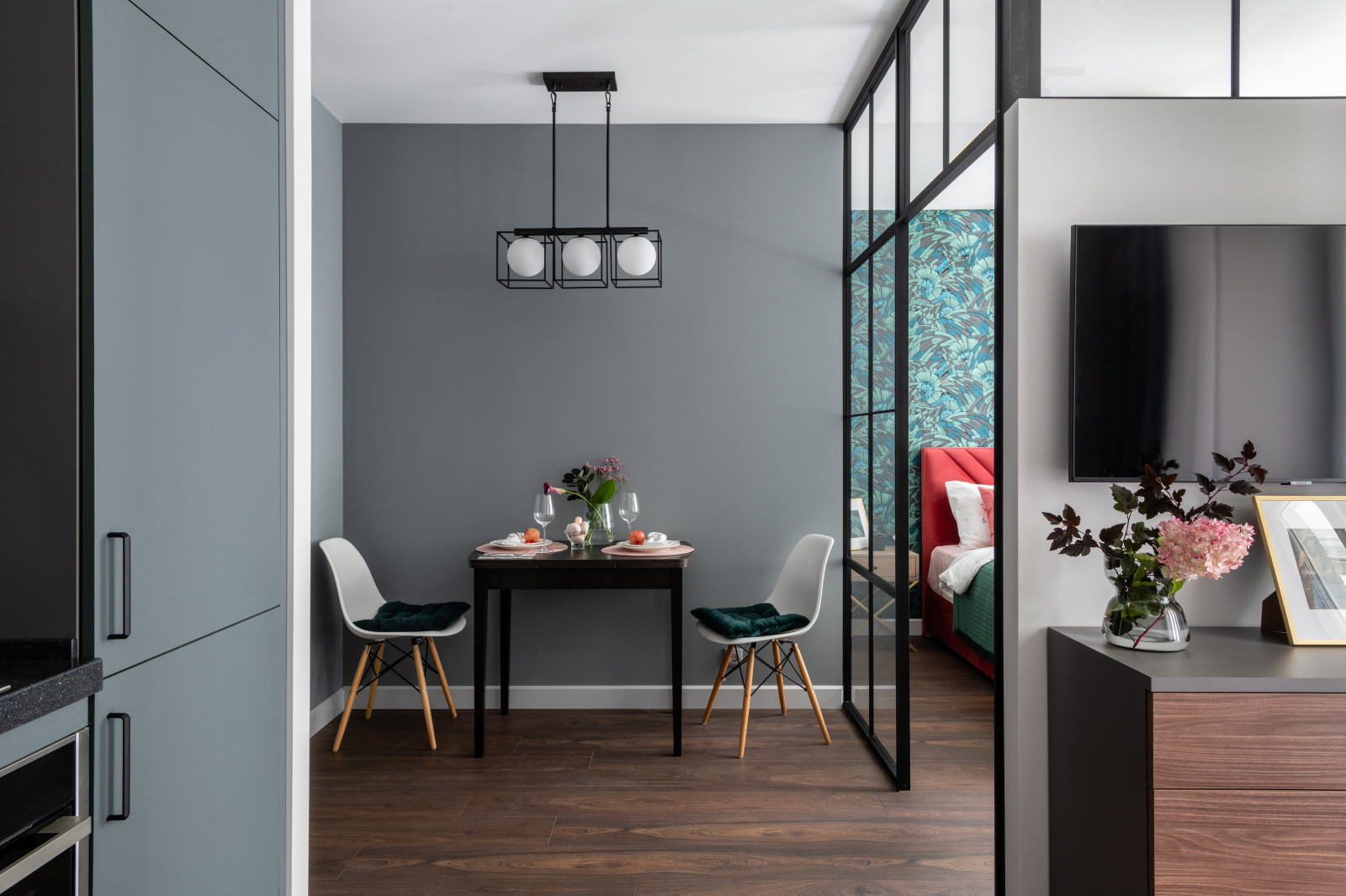 Серый, изумрудный и ягодный