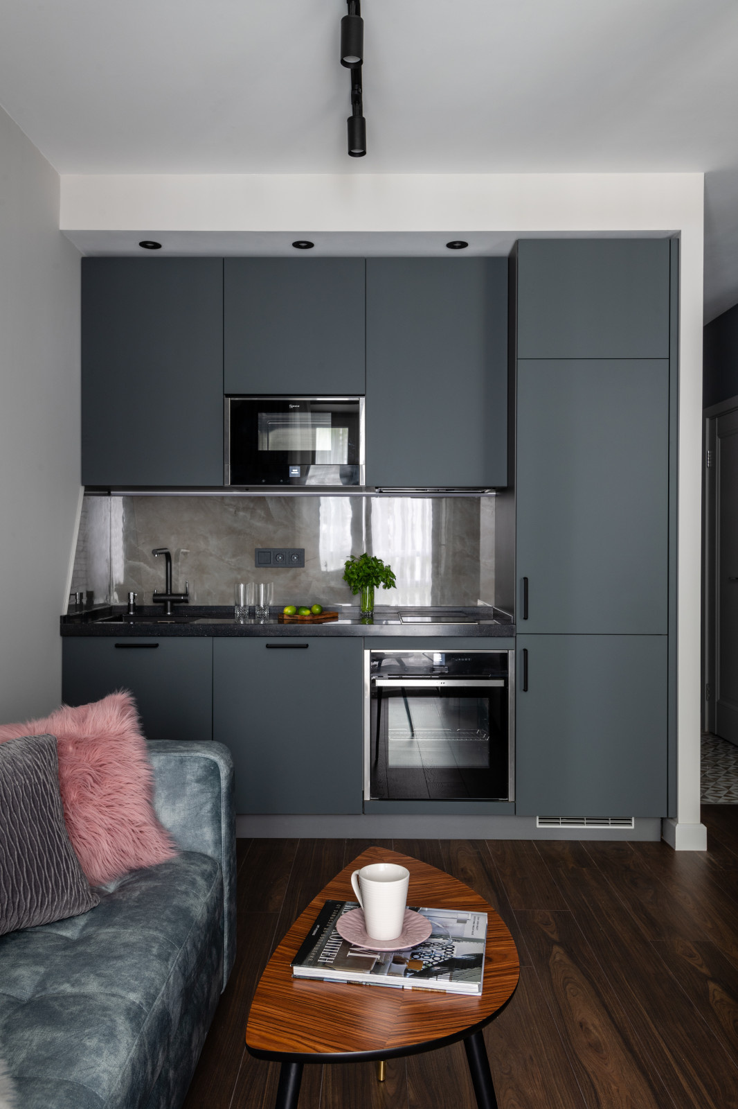 Серый, изумрудный и ягодный