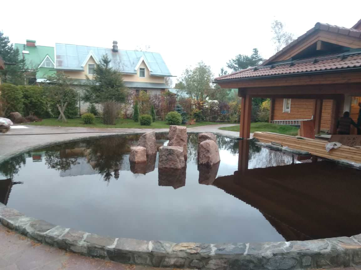 Декоративный водоём-каток в п. Песочное (Лен. обл.)