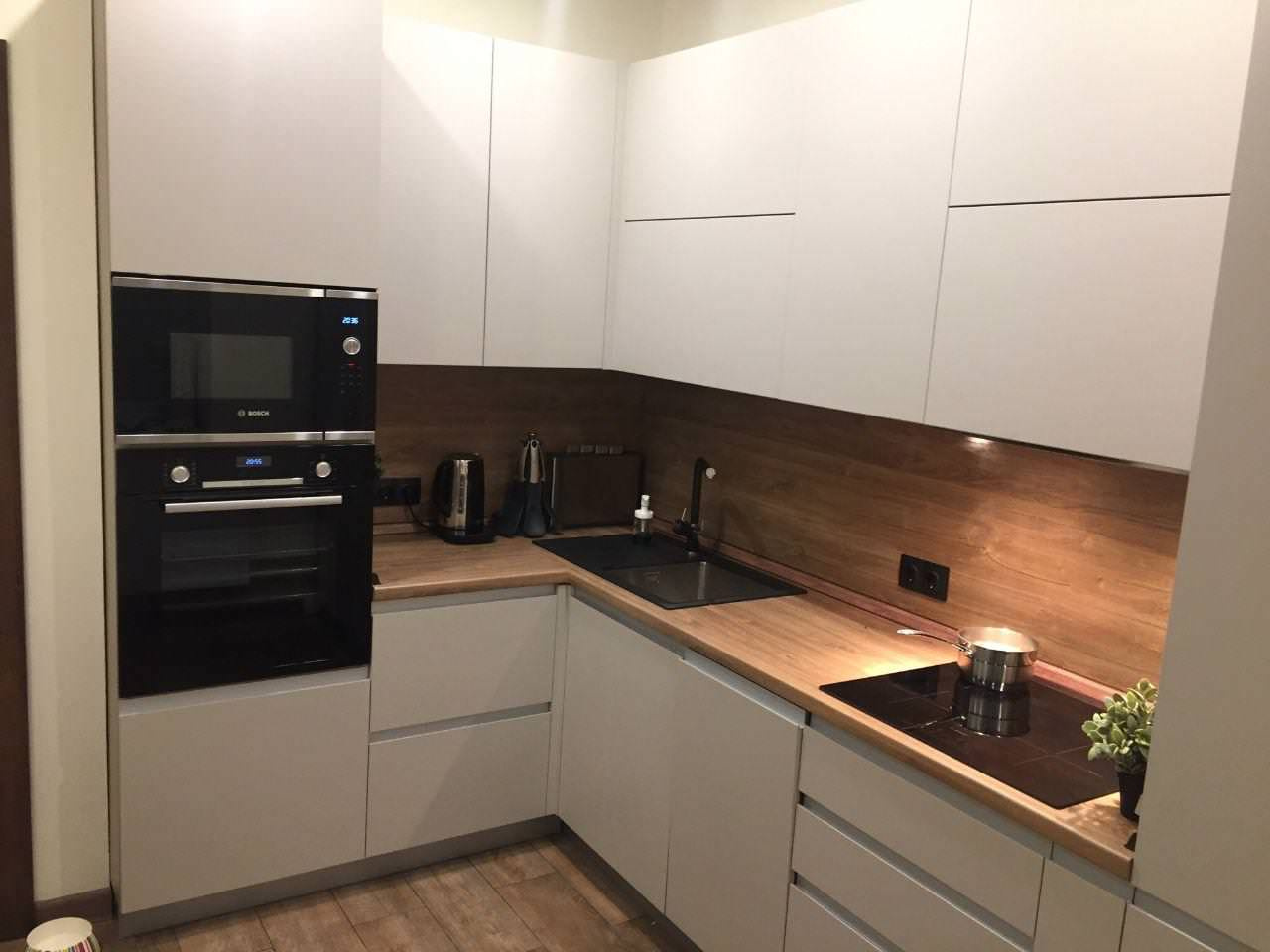 Кухня в современном стиле от мебельного ателье Bragin Interior.