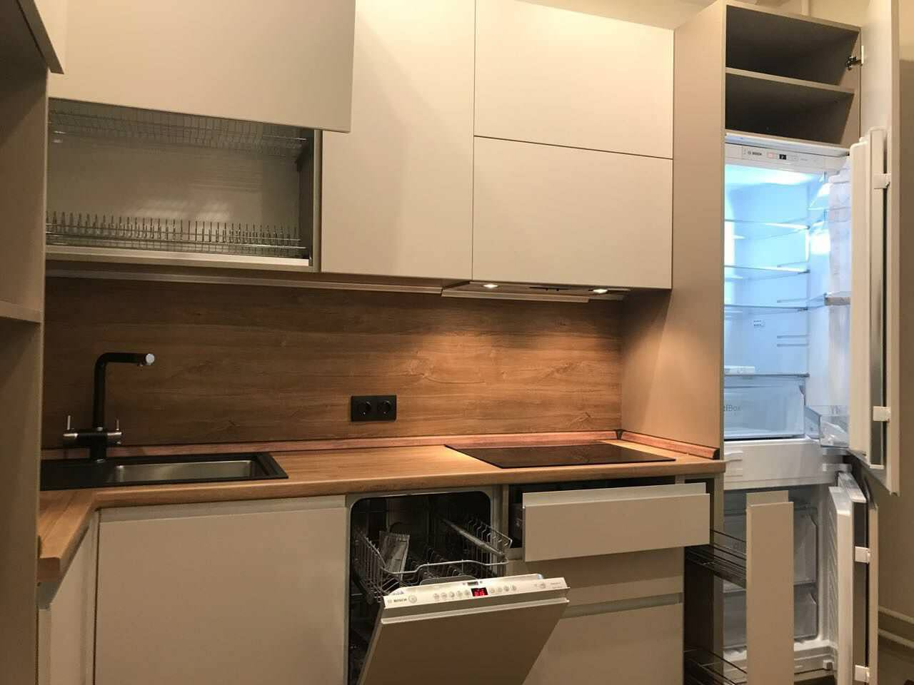 Кухня в современном стиле от мебельного ателье Bragin Interior.