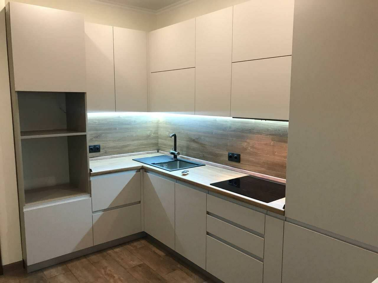 Кухня в современном стиле от мебельного ателье Bragin Interior.