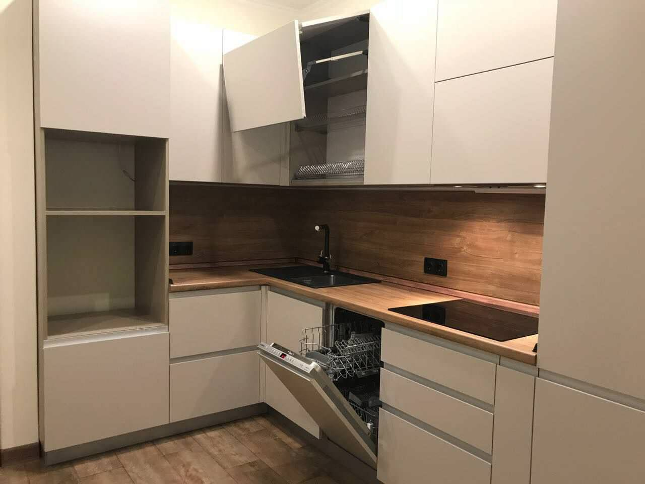 Кухня в современном стиле от мебельного ателье Bragin Interior.