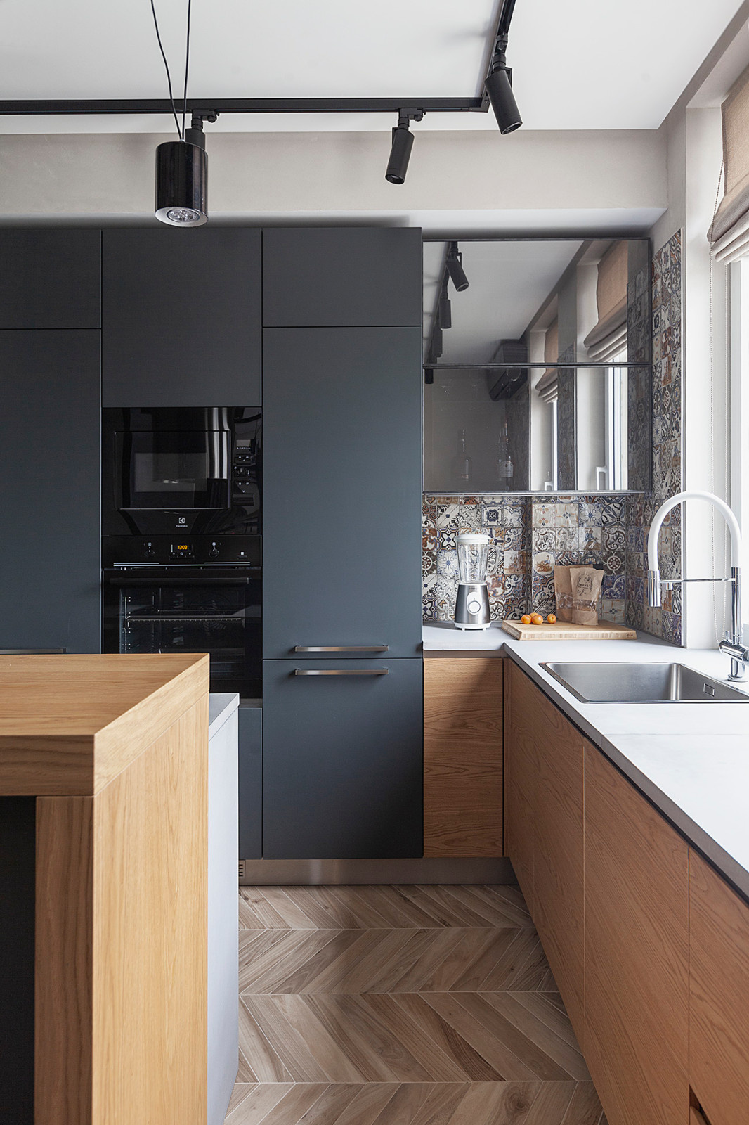 Кухня LOFT с островом и мойкой у окна