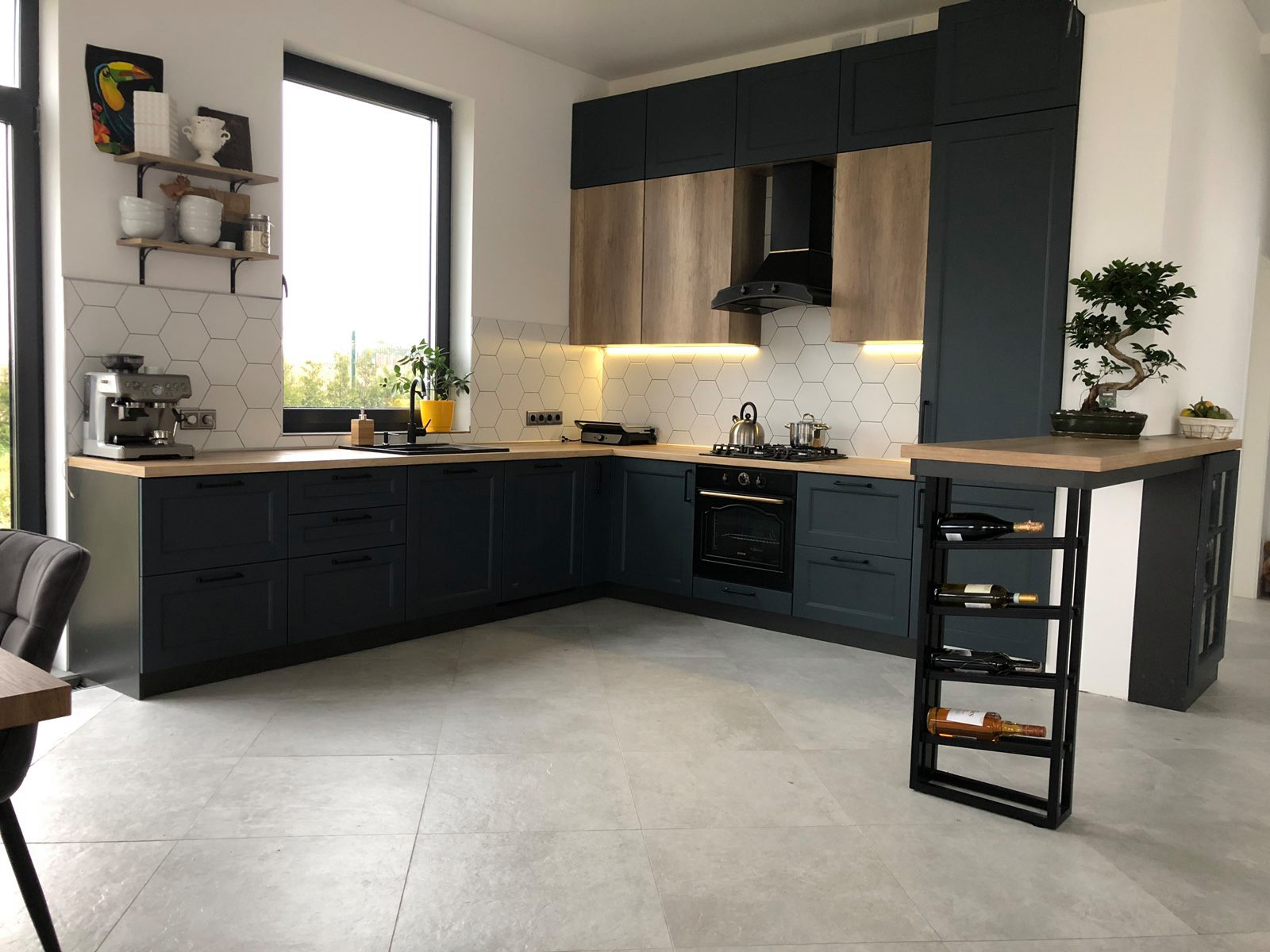 Серая кухня в современном стиле