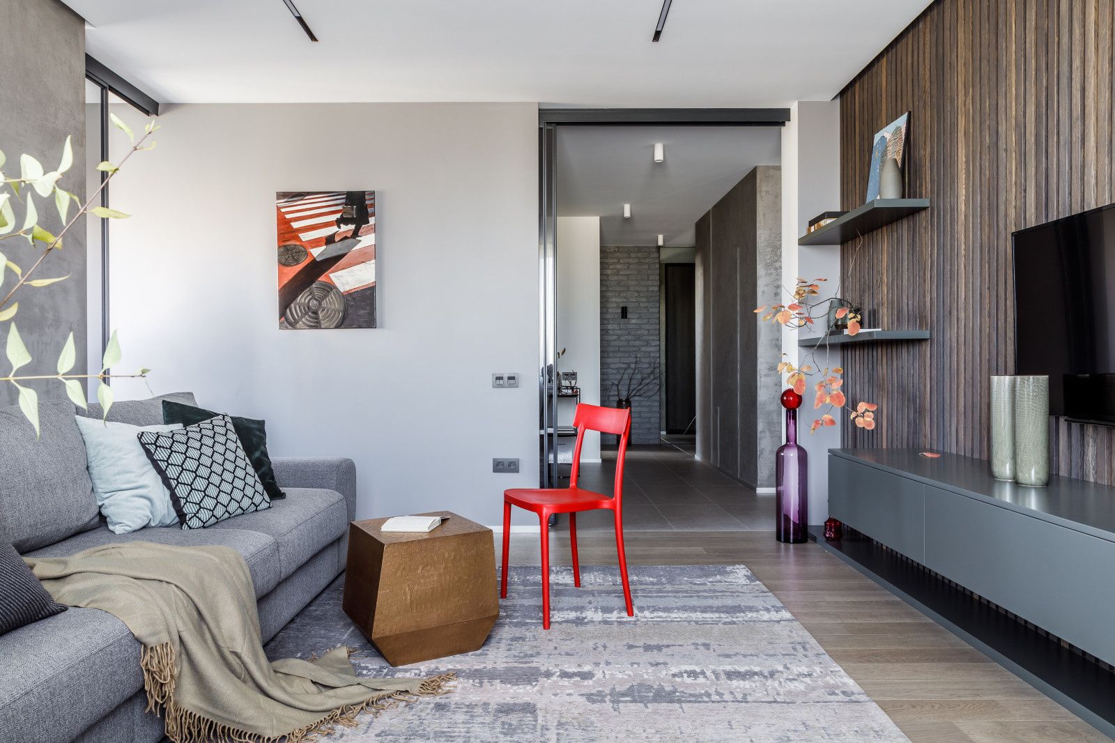 Houzz тур: Квартира для пары — любителей серого цвета и дерева