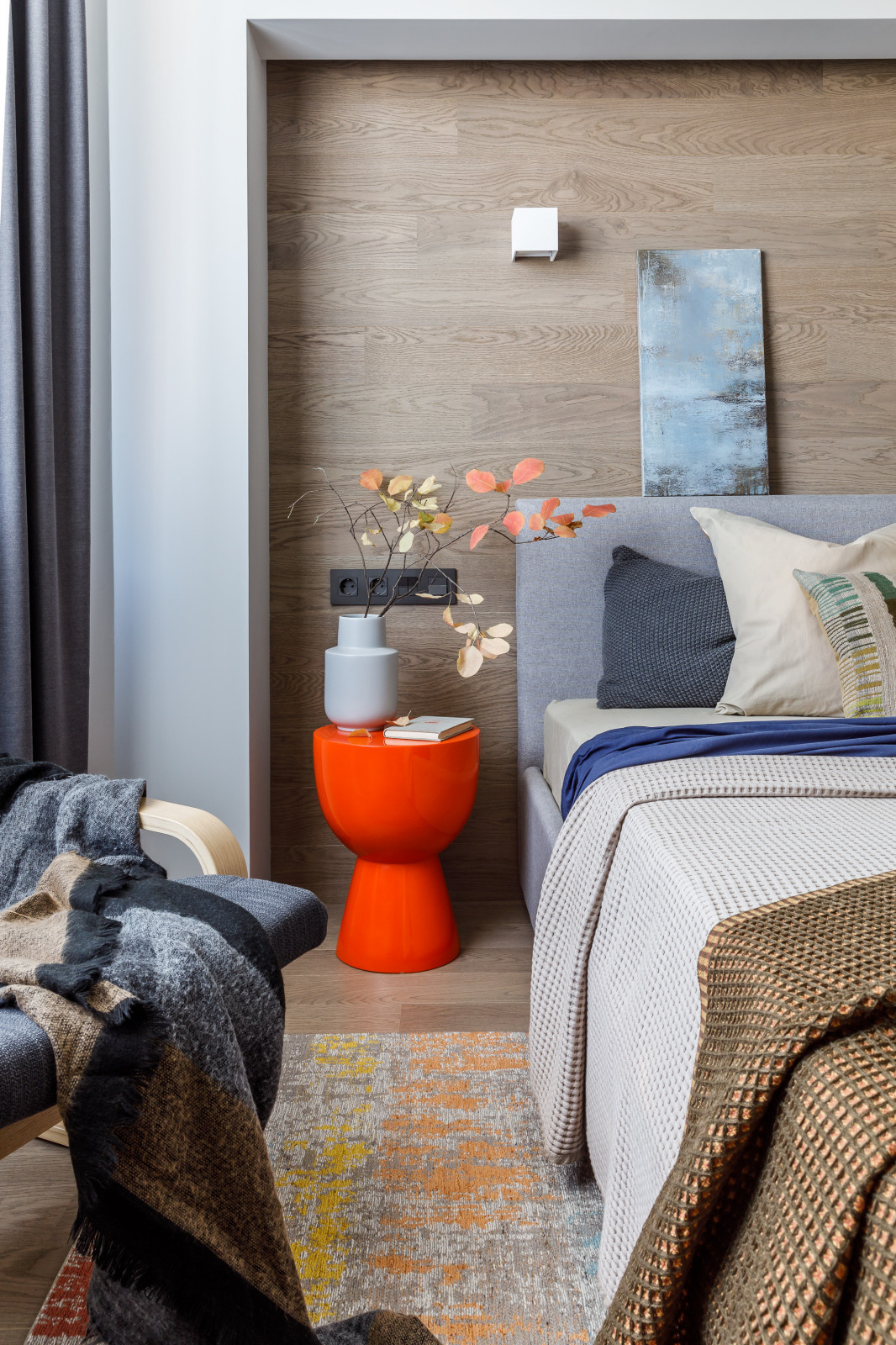 Houzz тур: Квартира для пары — любителей серого цвета и дерева