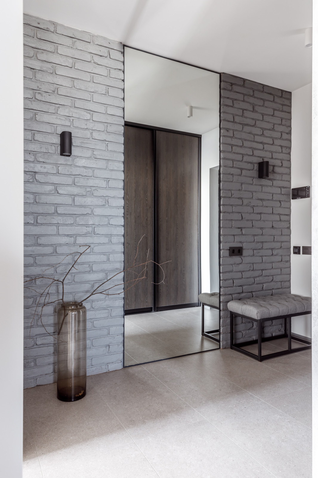 Houzz тур: Квартира для пары — любителей серого цвета и дерева