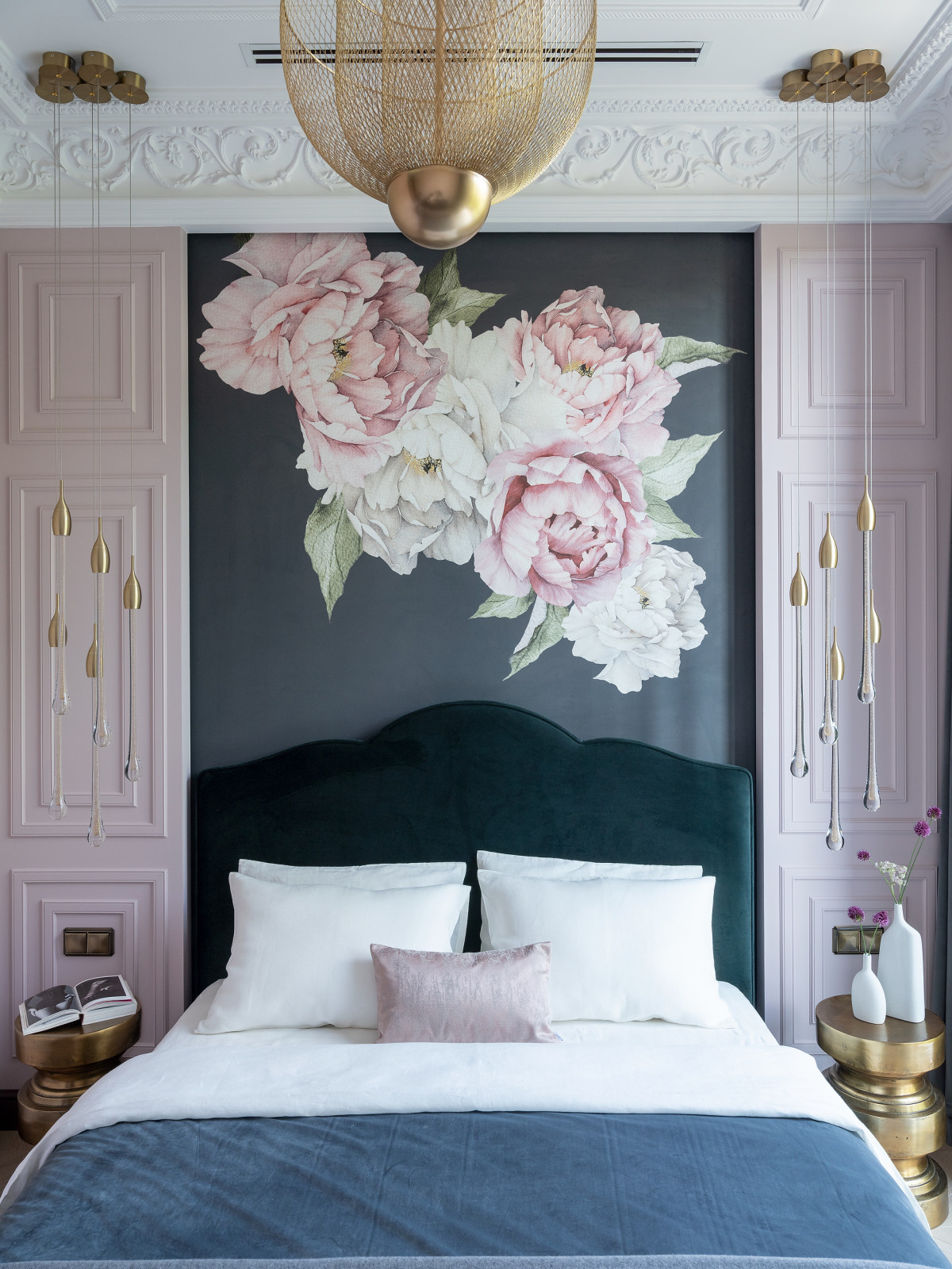 Изящная квартира в стиле неоклассики с гравюрами 18го века