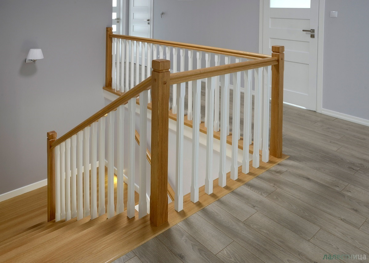 Обложка проекта: Деревянная П-образная лестница в частном доме