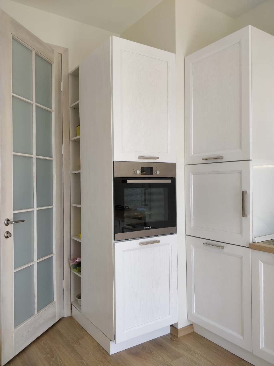 Белая деревянная кухня на берегу Балтийского моря