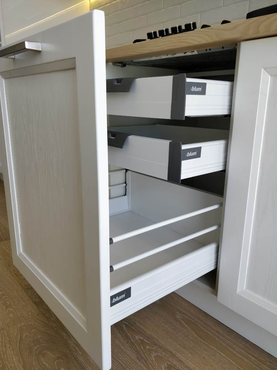 Белая деревянная кухня на берегу Балтийского моря