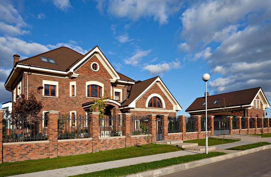 Сочетание искусственного камня и облицовочного кирпича