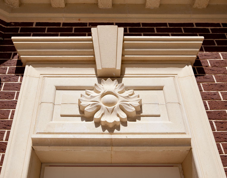 Комбинированная отделка загородного дома