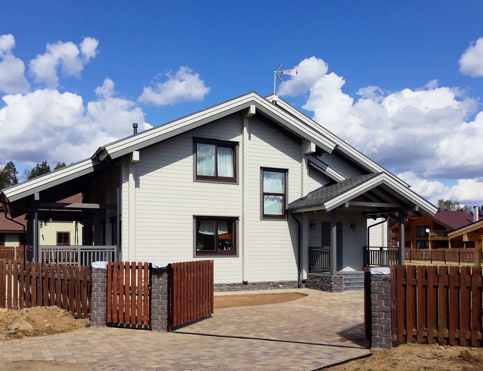 Фасад деревянного дома из клееного бруса