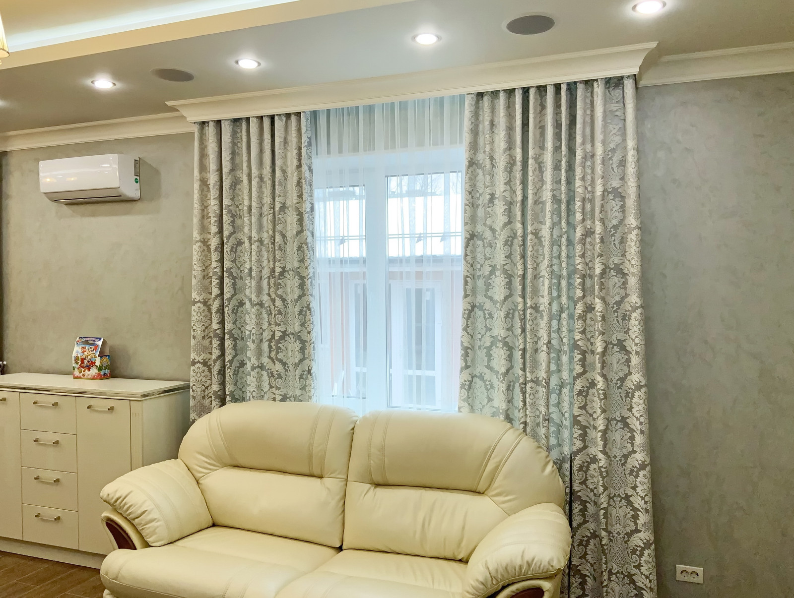 Шторы в гостиную частного дома  - дизайн, пошив. монтаж.