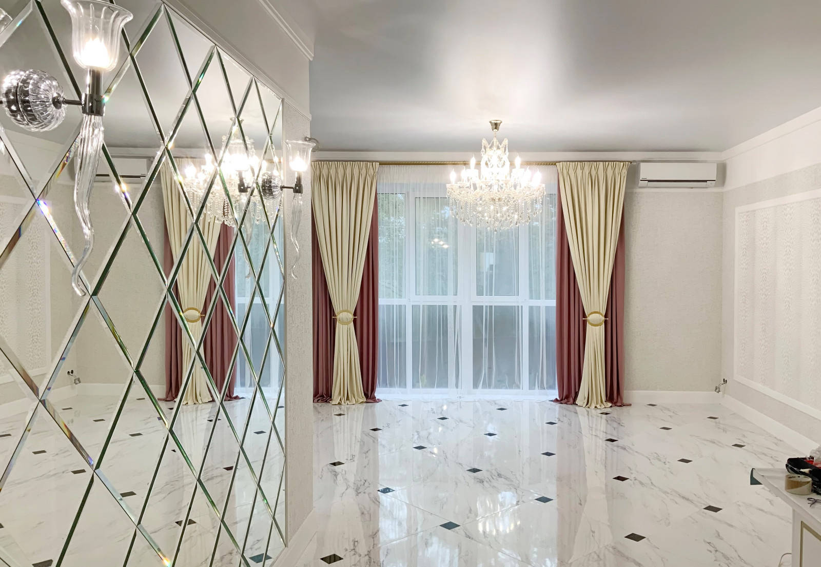 Обложка проекта: Шторы в гостиную частного дома -дизайн, пошив, монтаж.