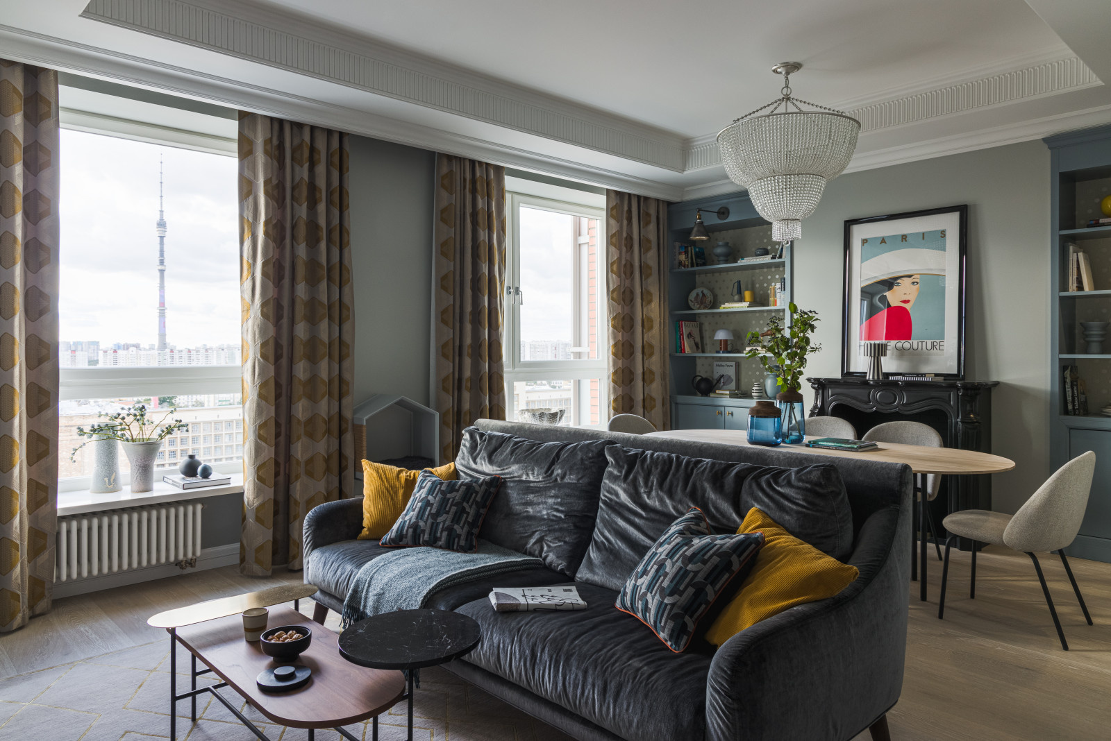 Houzz тур: Квартира с чёрным камином и винтажными постерами