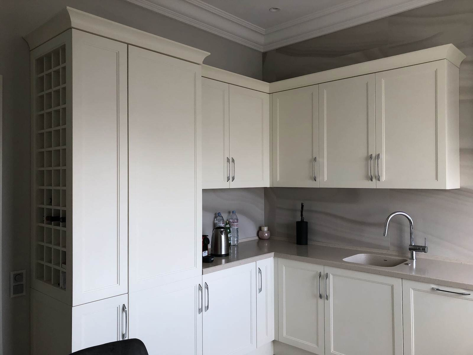 Современная кухня с крашенными фасадами