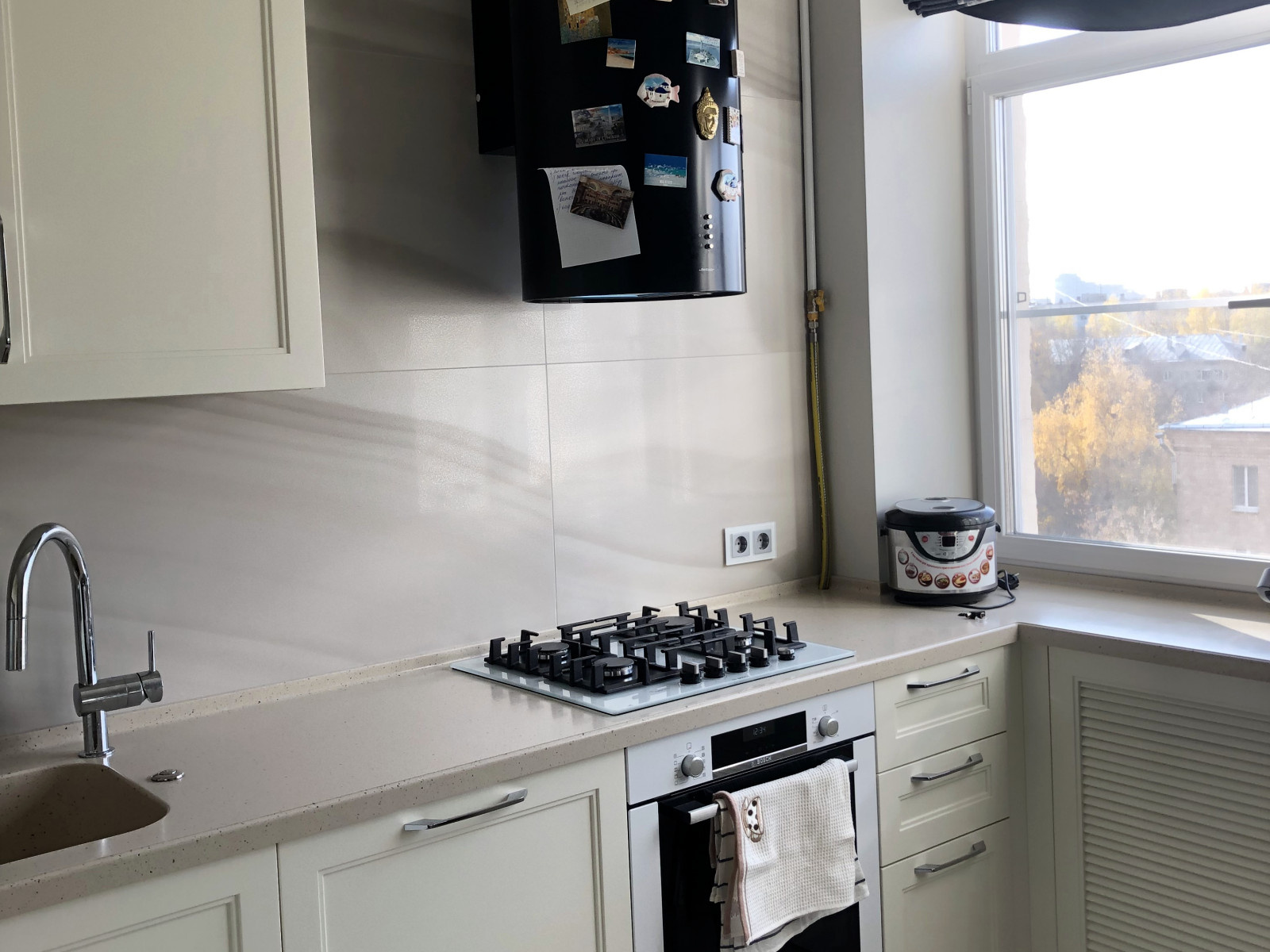 Современная кухня с крашенными фасадами