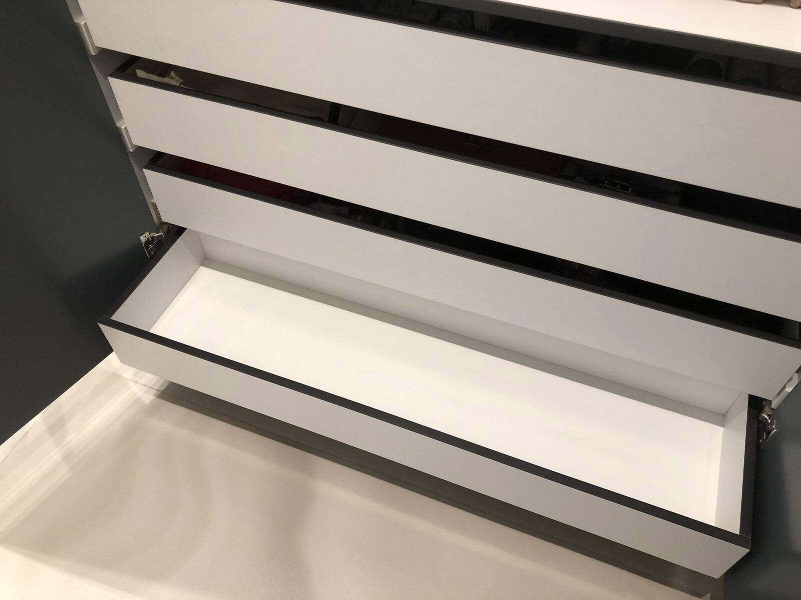 Современная кухня с крашенными фасадами