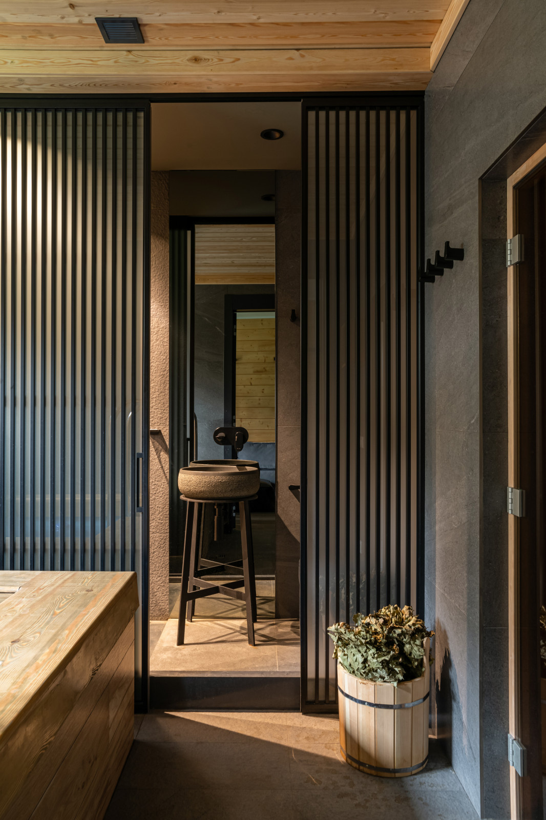 Небольшая баня с комнатой отдыха.