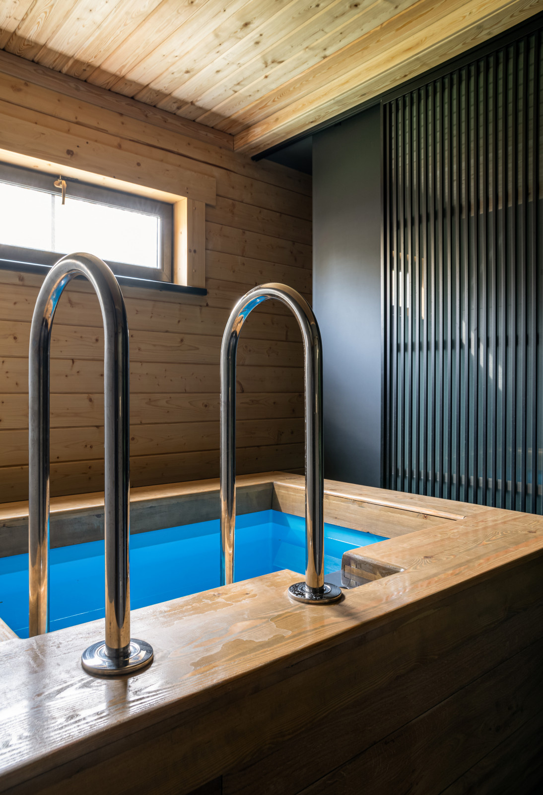 Небольшая баня с комнатой отдыха.