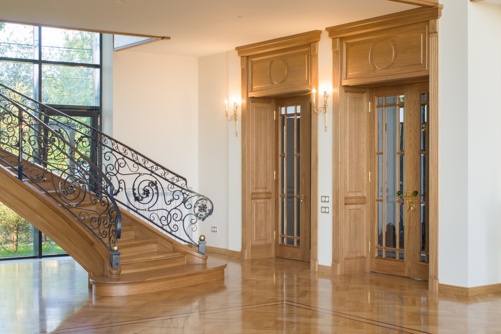 Двери дубовые с элементами резьбы