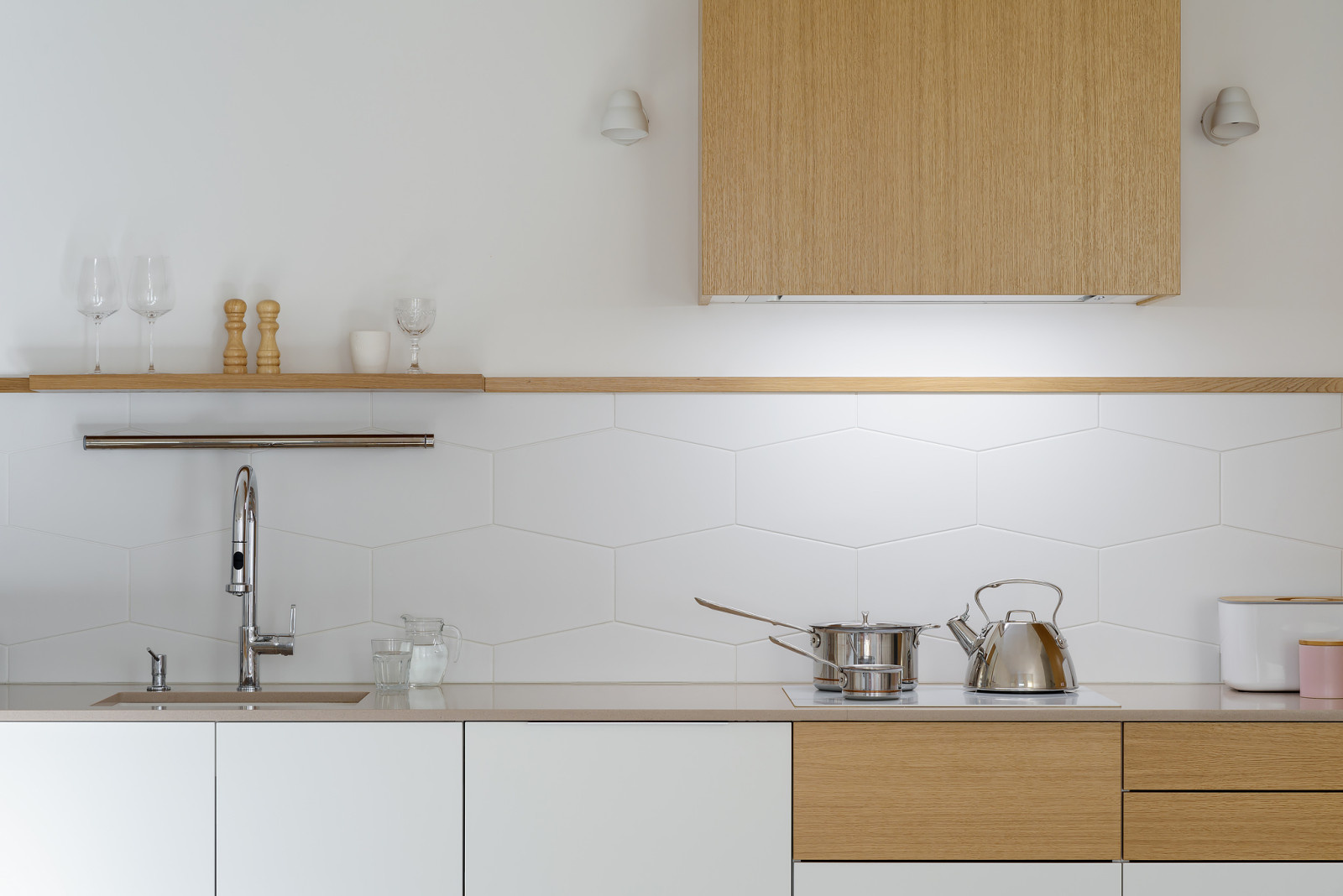 RS • Белая с деревом кухня