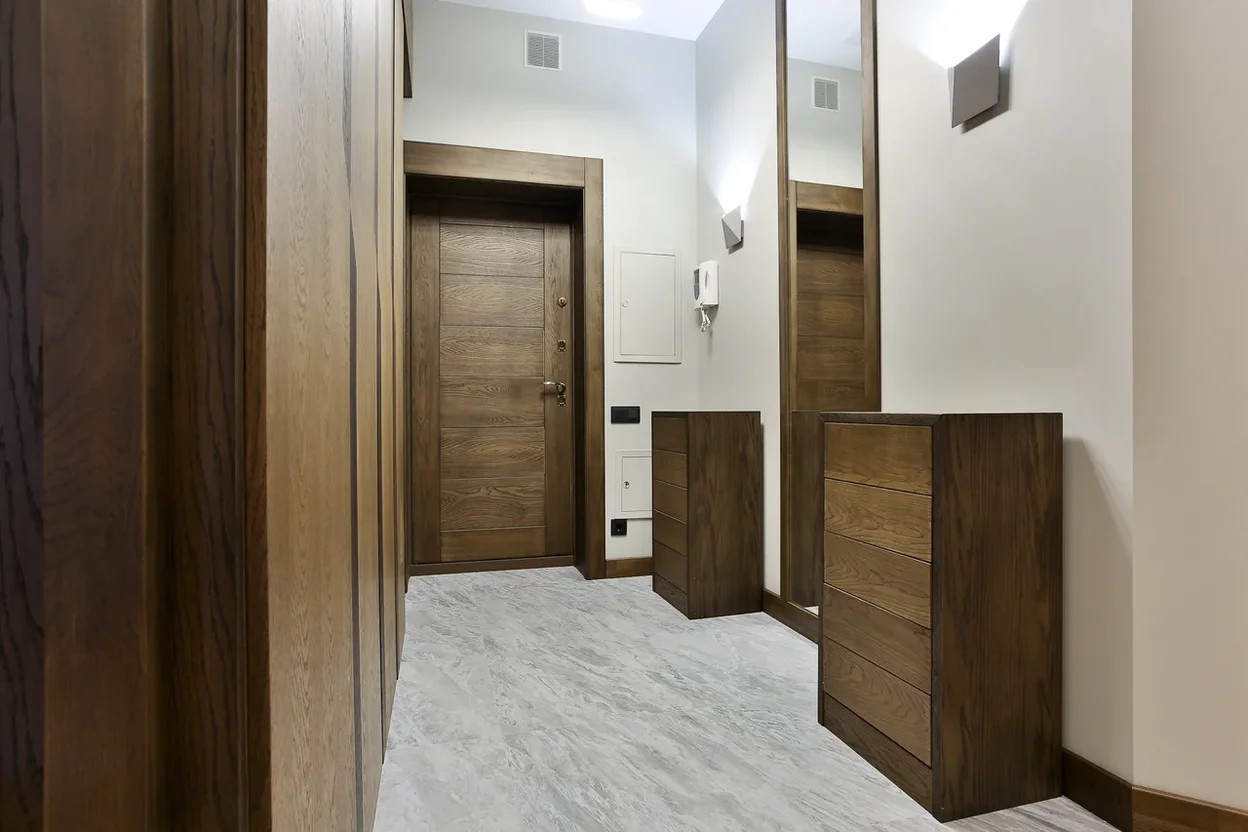 Шкаф, паркет, тумбы, зеркало, двери, плинтус