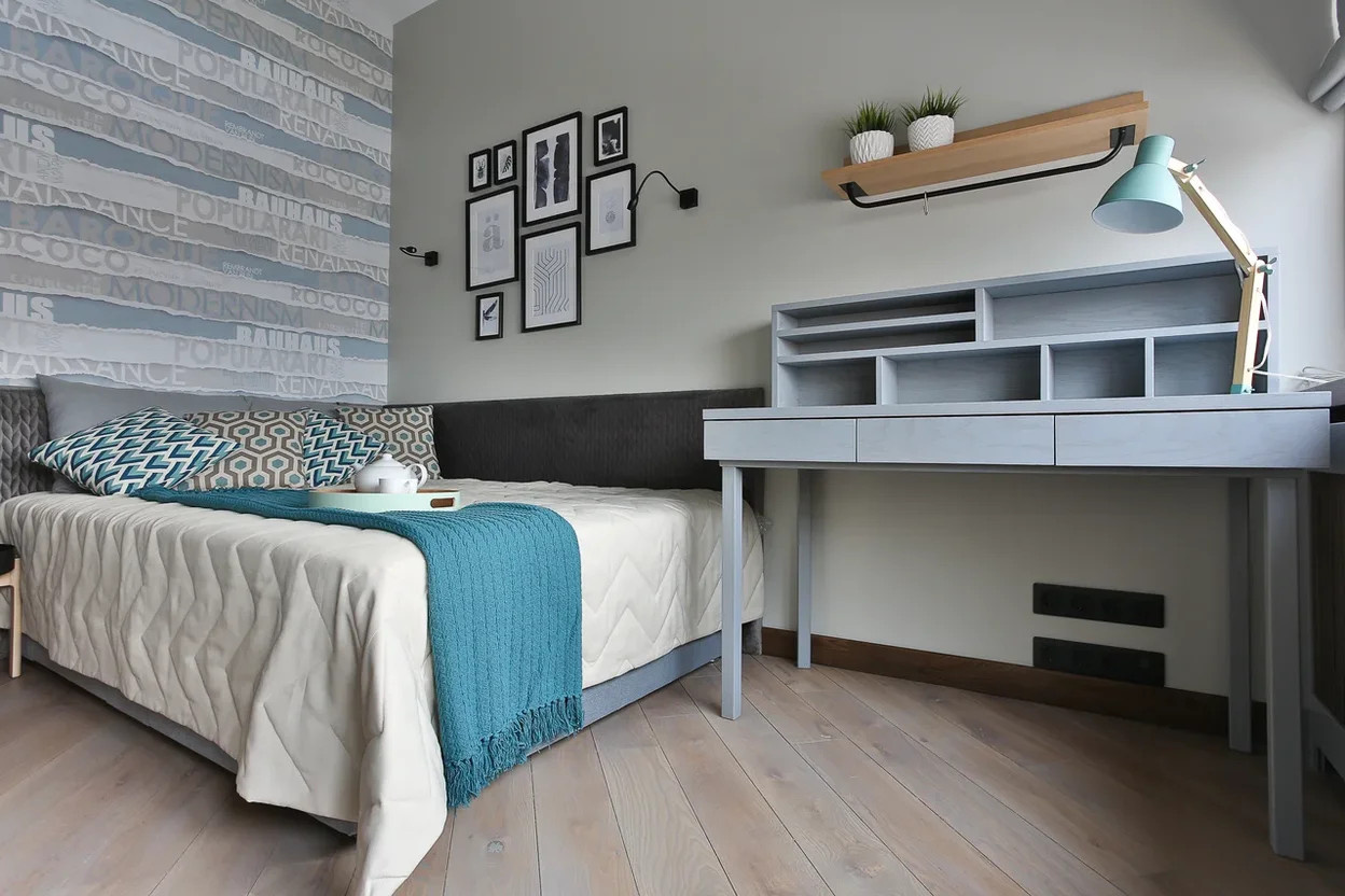 Паркет, стол, полка, плинтус