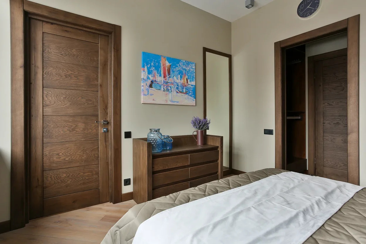 Спальня супругов: комод, двери, плинтус, зеркало, обрамление проема