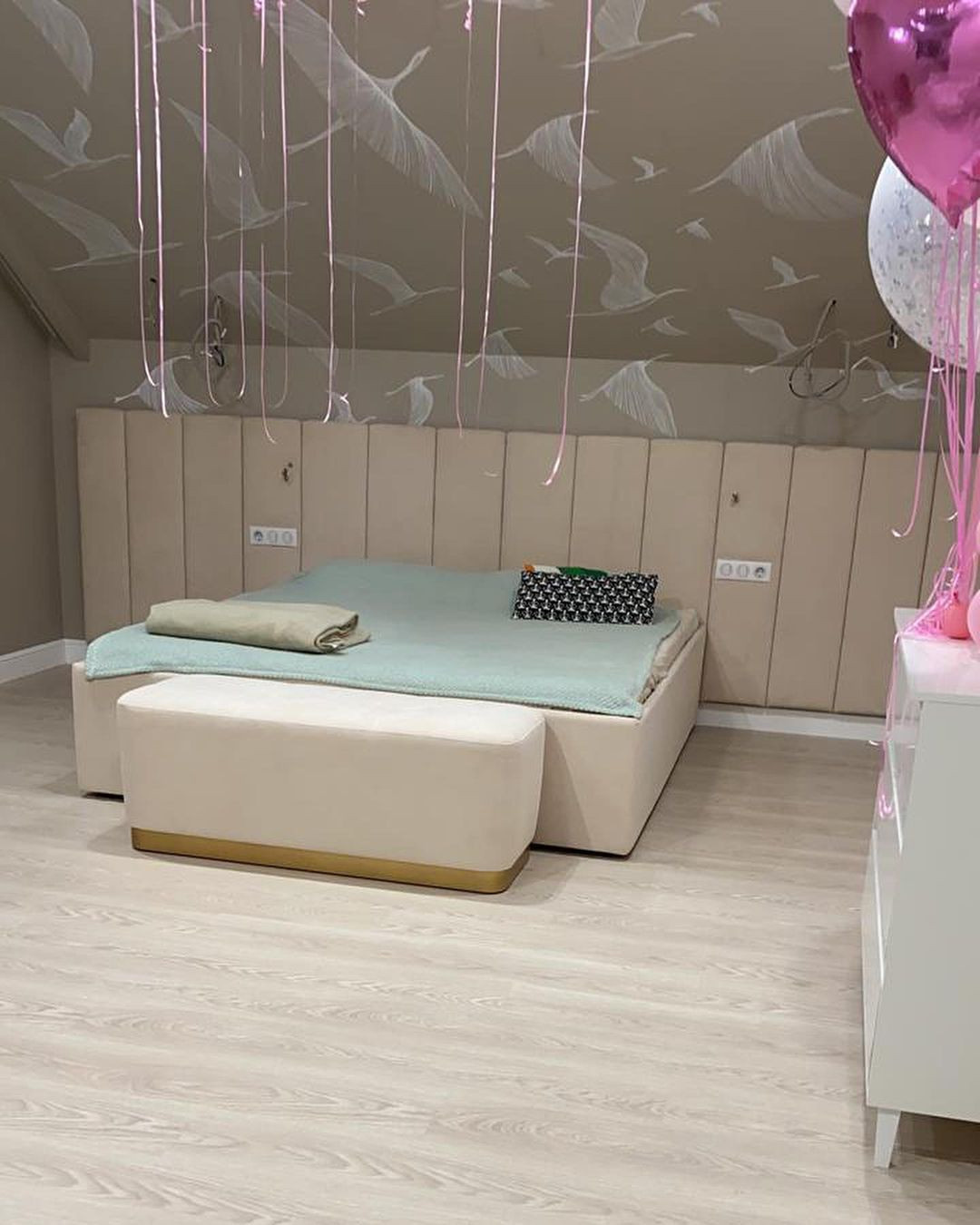 Пуфы и кресла