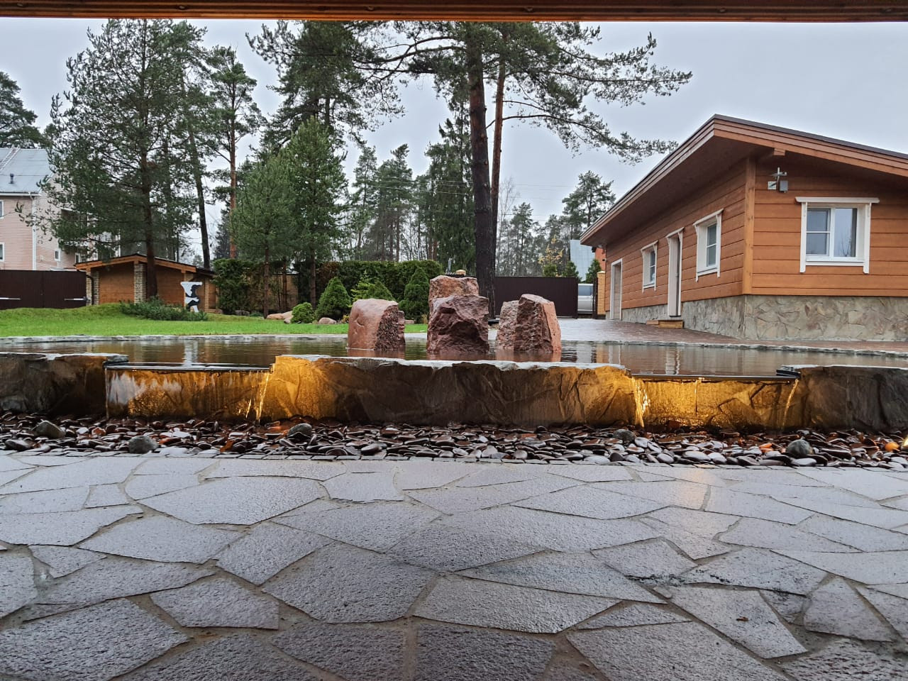 Декоративный водоём-каток в п. Песочное (Лен. обл.)