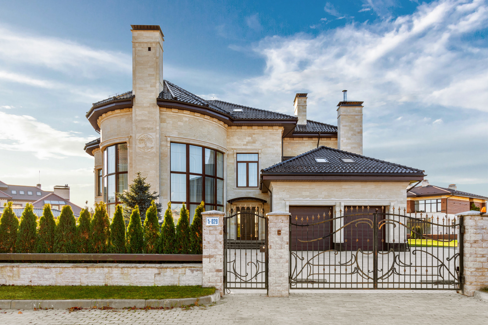 Строительство дома и отделочные работы. Дом на Новой Риге. 700 кв.м.