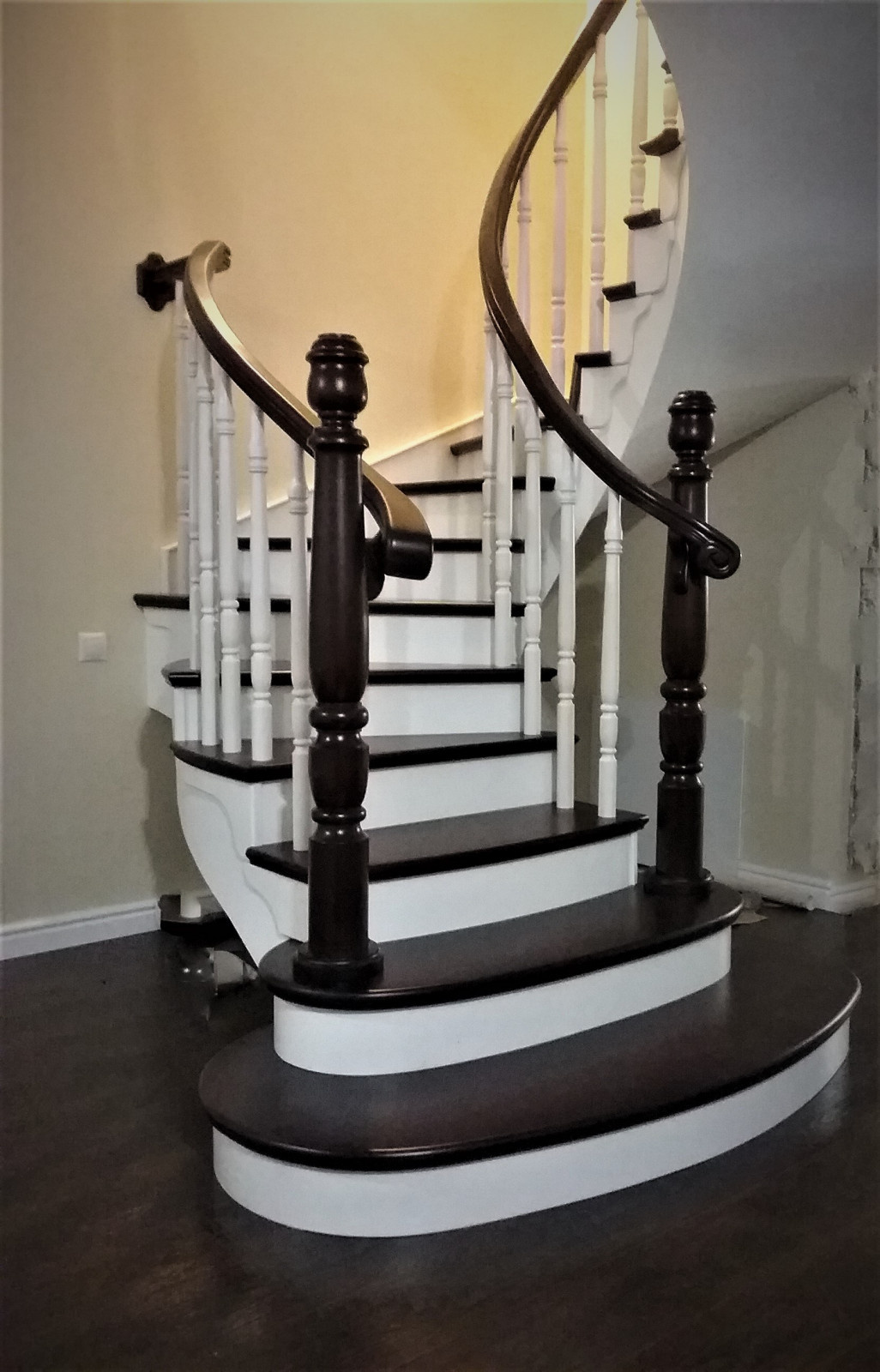 Винтовая лестница на бетонном основании из ясеня