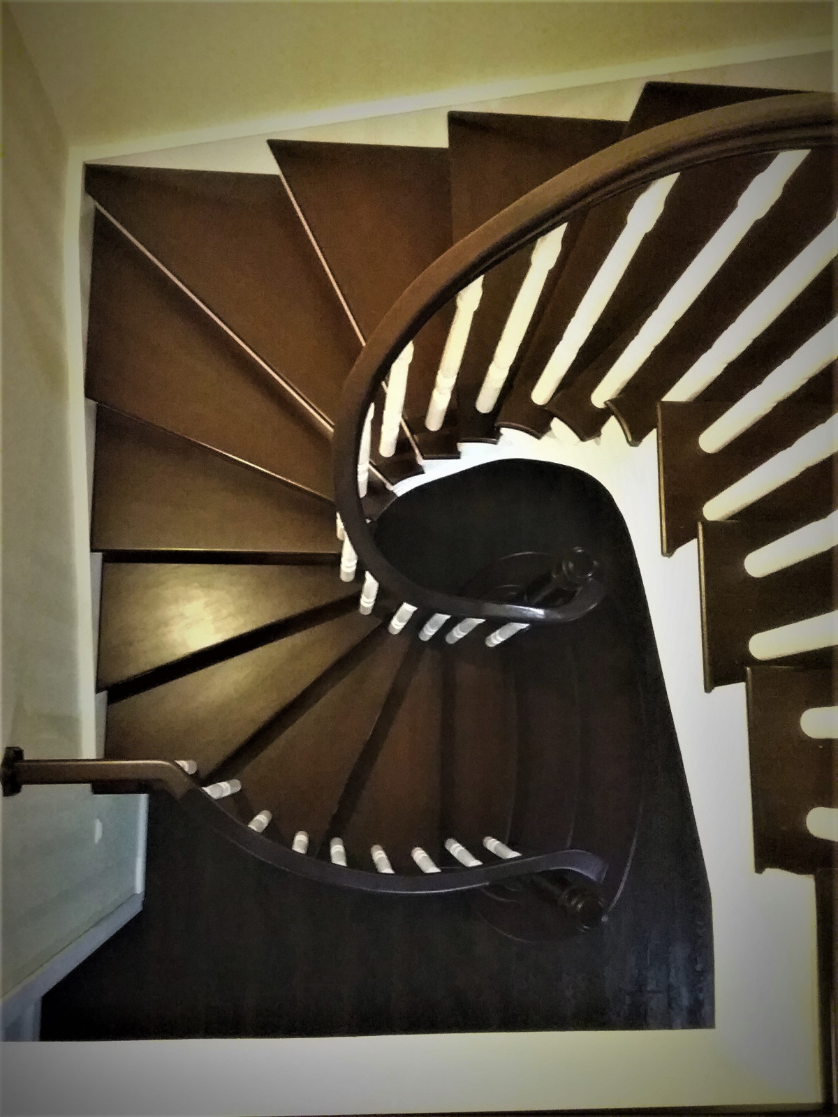 Винтовая лестница на бетонном основании из ясеня