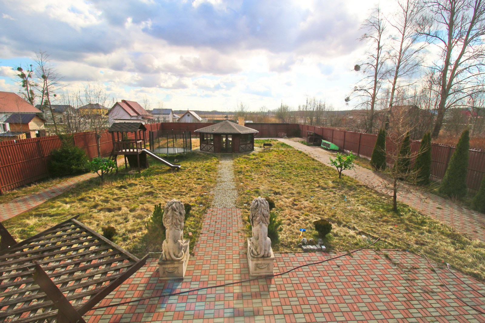 Дом со львами