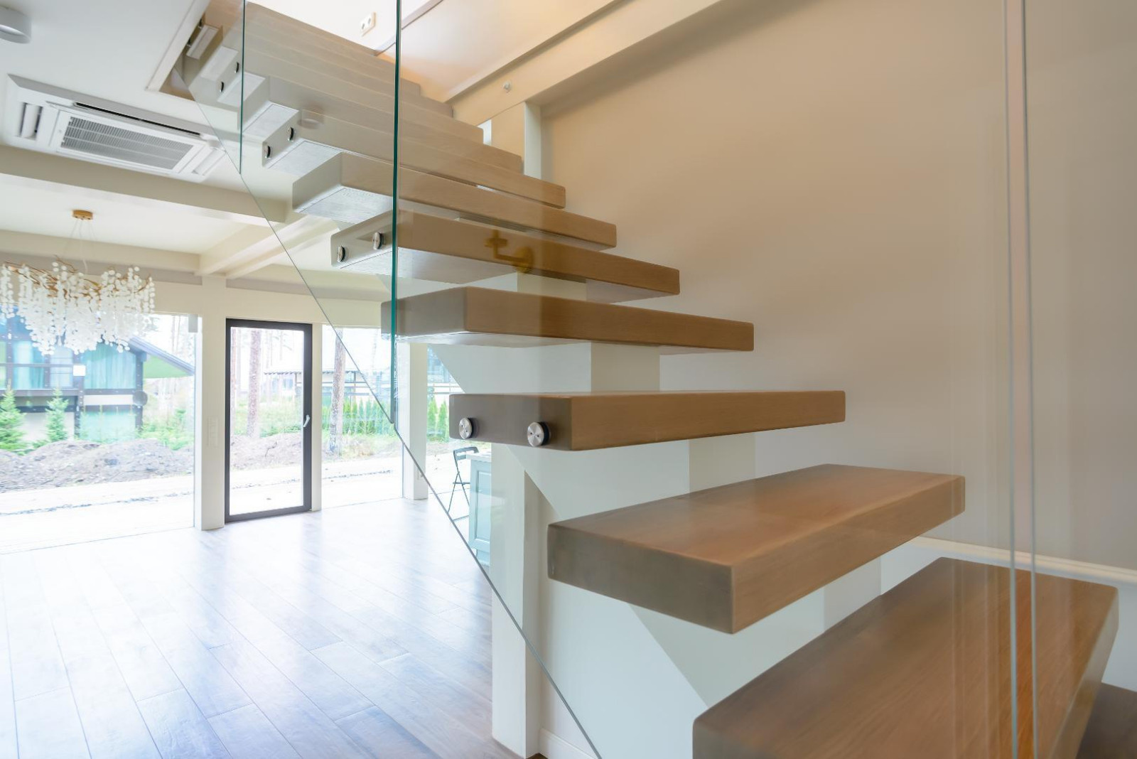 Парящая лестница на монокосоуре из массива дуба со стеклянным ограждением