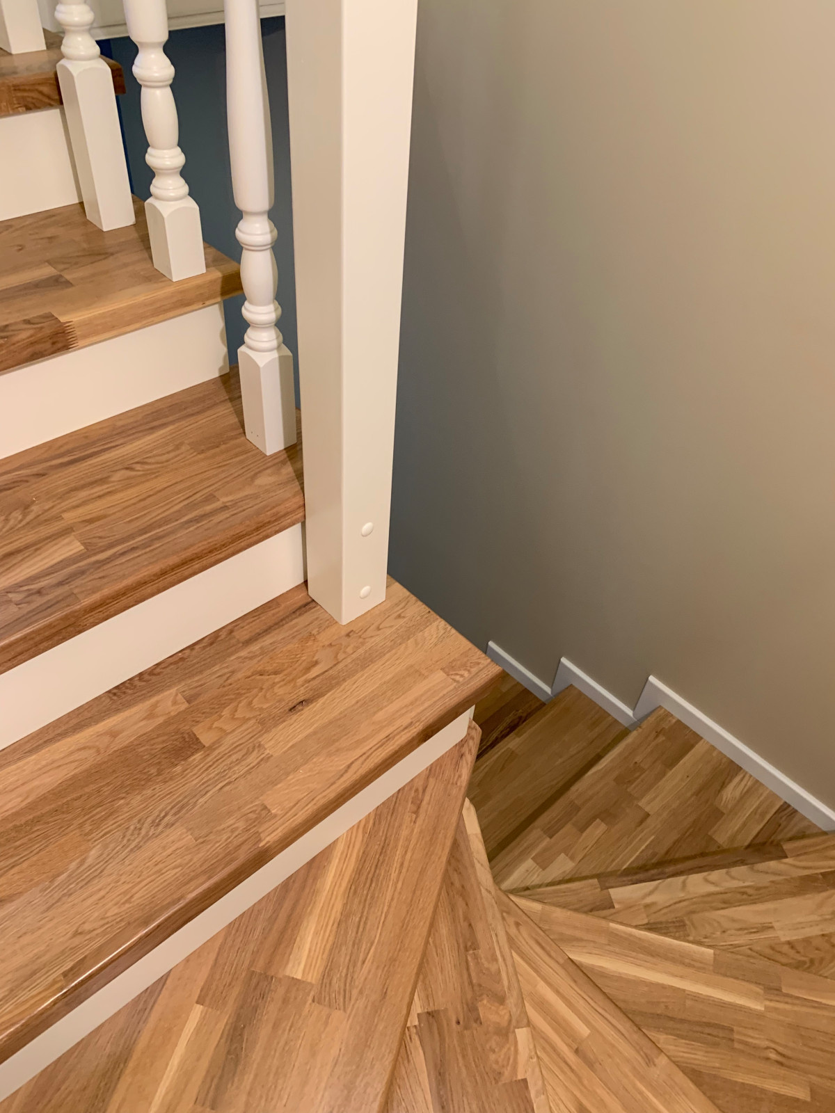 Обшивка бетонной лестницы дубом в таунхаусе ЖК Каскад Парк