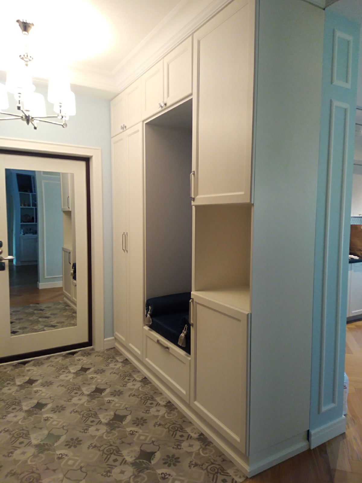 Обложка проекта: Шкаф в прихожую из массива дуба