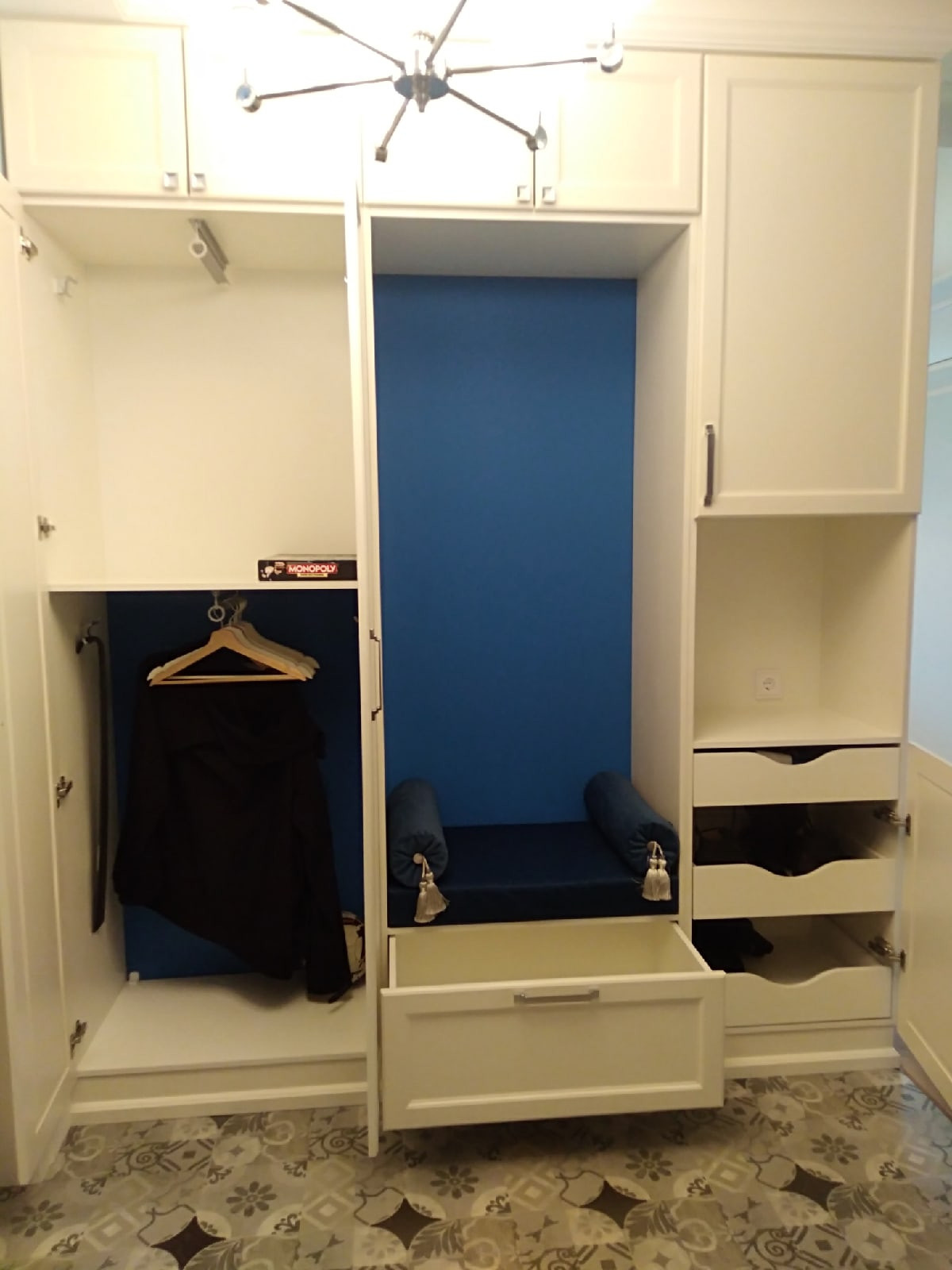 Шкаф в прихожую из массива дуба