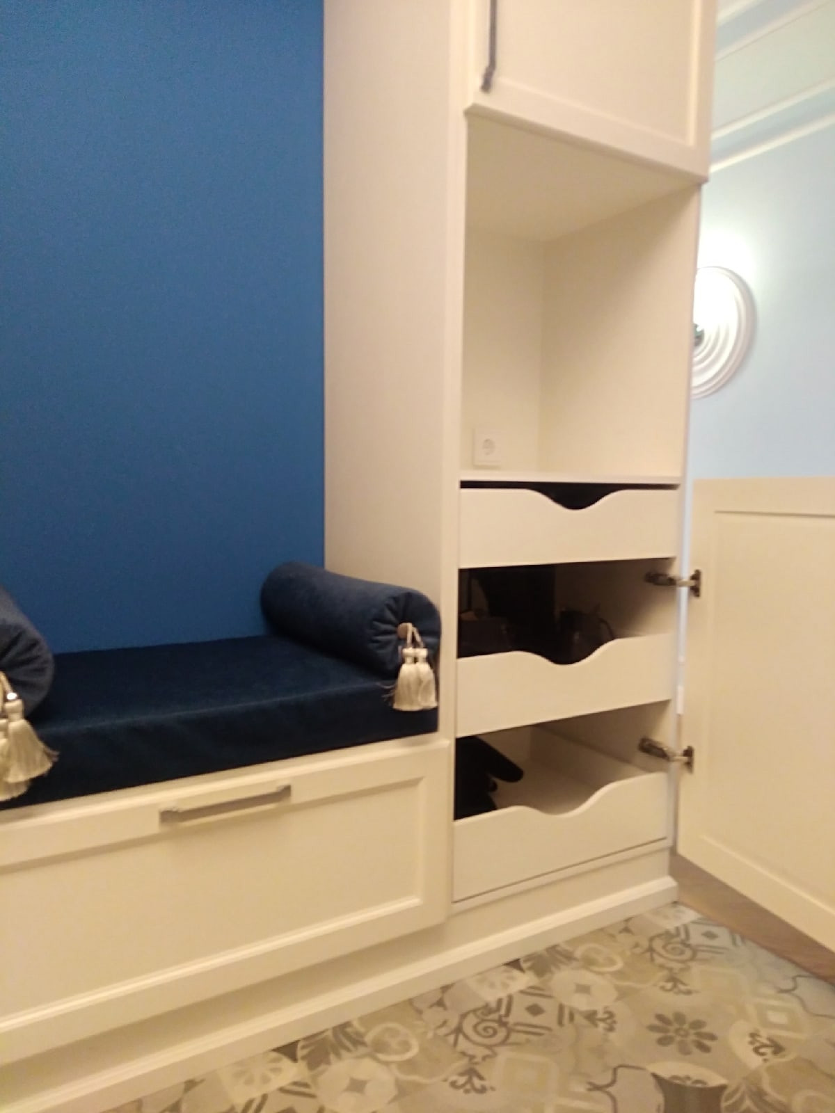 Шкаф в прихожую из массива дуба