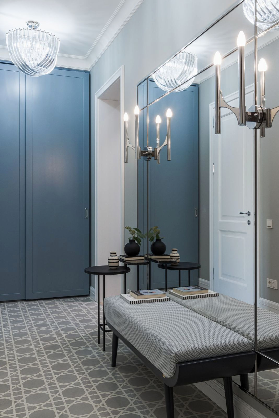 Houzz тур: Квартира с чёрным камином и винтажными постерами